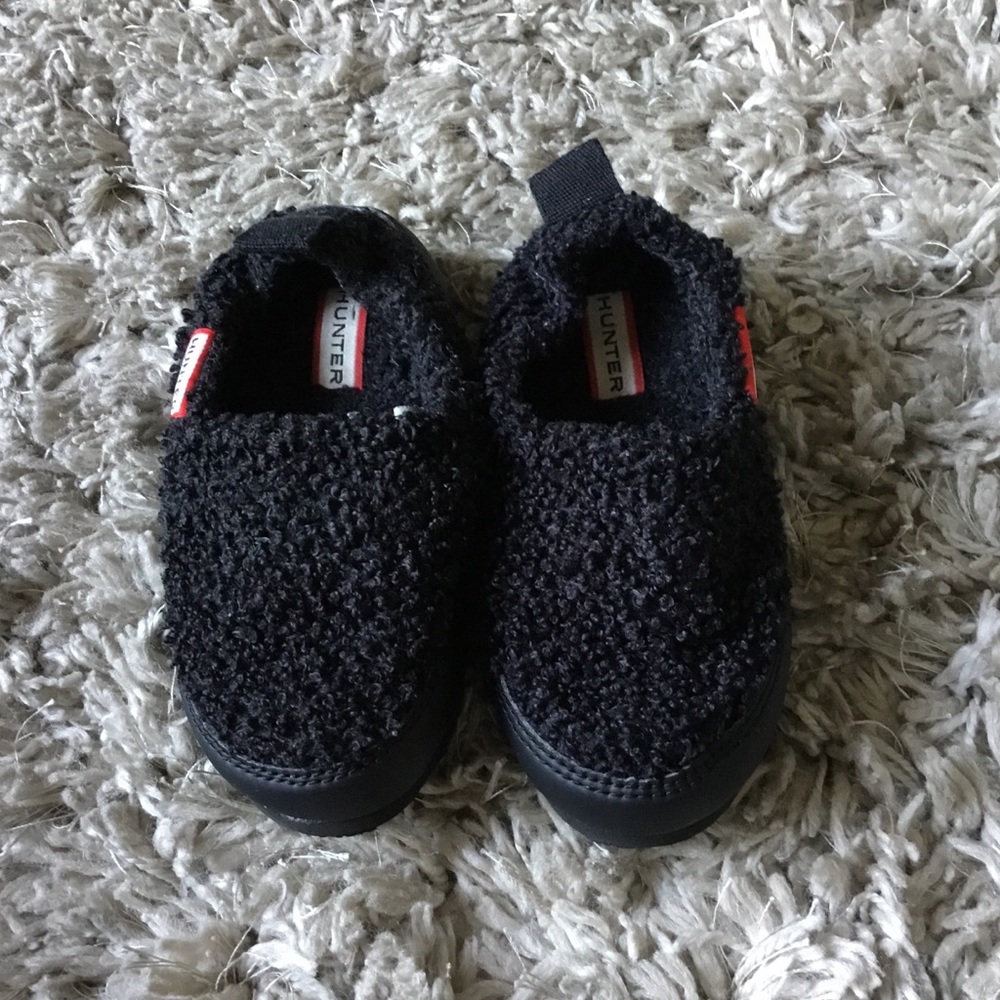 Hunter Kids Black Fuzzy Slippers